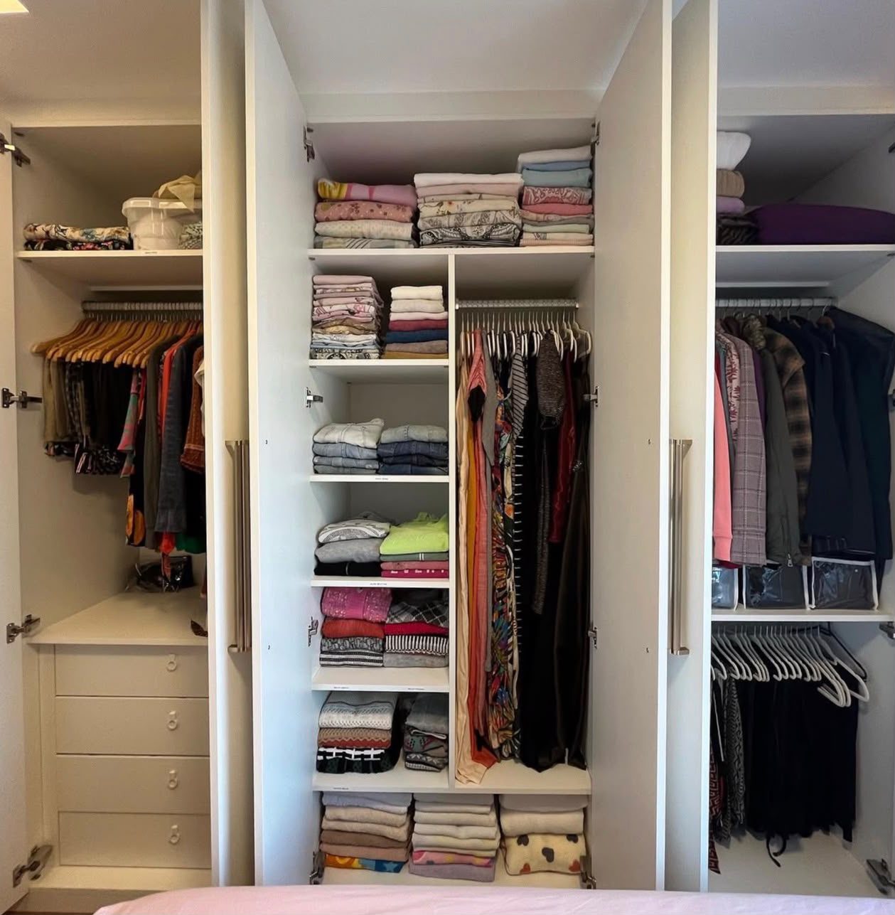 Closet planejado completo, com três módulos organizados por categoria de peça
